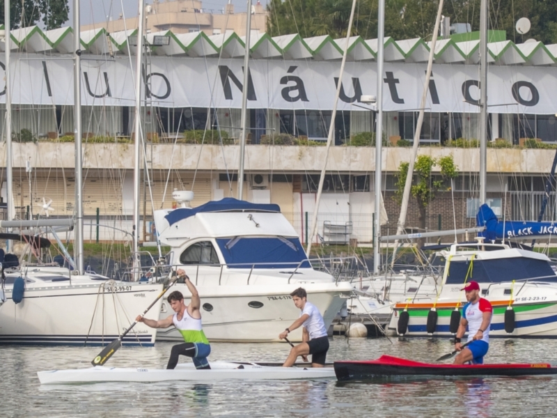 Competidores en canoa durante una regata en el Club Náutico.