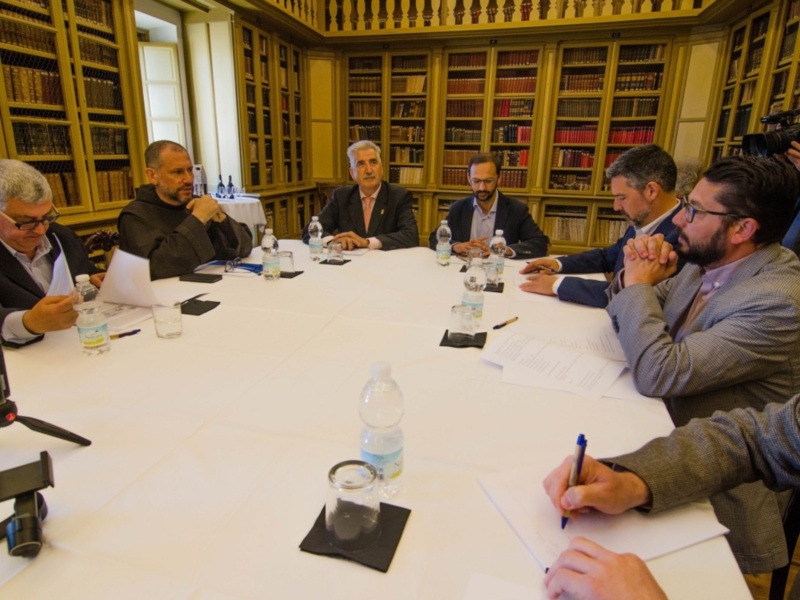 Los alcaldes de la Costa Noroeste estudian con Apytermi trabajar conjuntamente en el desarrollo socioeconómico de la comarca