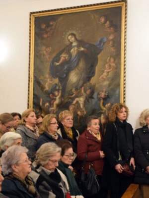Las hermanas de la Vera-cruz Ilipense luchan contra los daños de la pandemia confeccionando batas para la sanidad