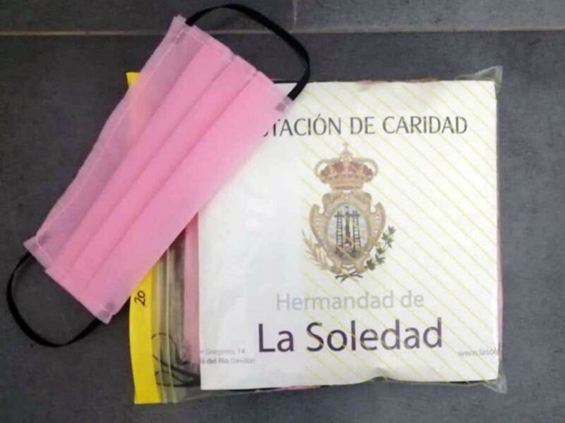 Coordinadas por la Diputación de Caridad,  de la Hermandad de la Soledad Ilipense han sido 54 voluntarias la que han realizado el reparto  de las masc