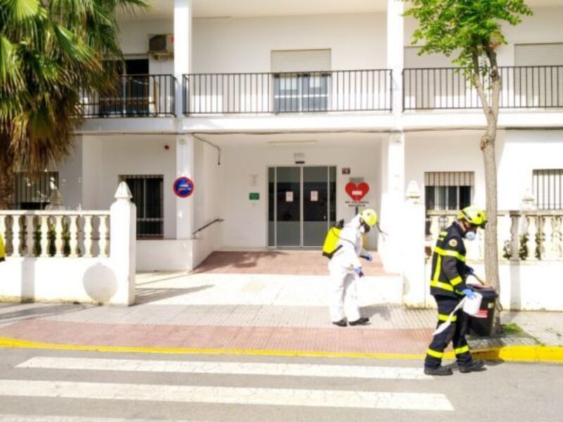 Coinciden hoy en Chipiona una actuación antiplagas y otra de desinfección de los bomberos