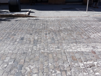 Sevilla tiene abandonados los pasos de cebra por falta de mantenimiento