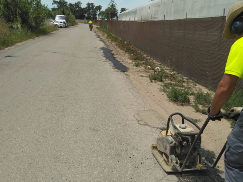 Comienzan los trabajos de mantenimiento en los caminos rurales asfaltados de Chipiona