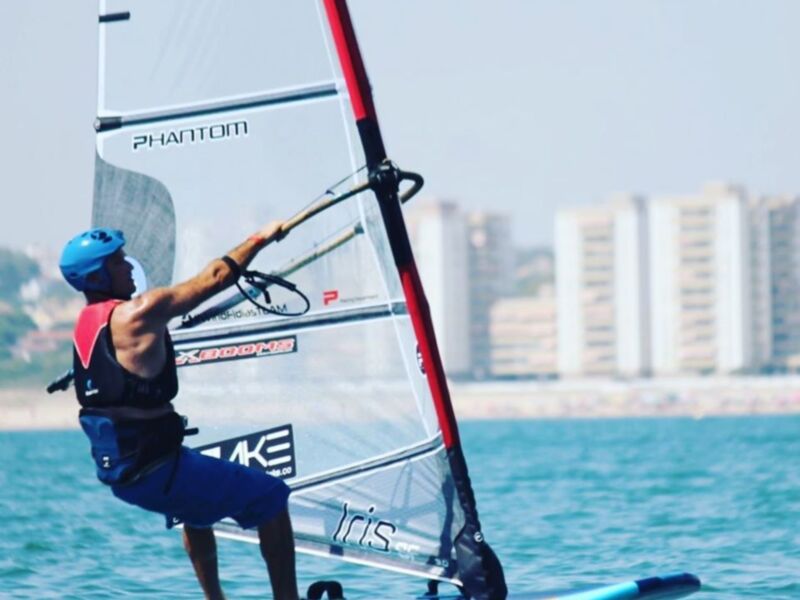 El regatista del CAND Chipiona Martínez del Cerro se alza con Campeonato de Andalucía de Windsurf Open Foil