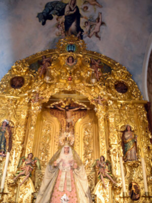 La Virgen de las Angustias Ilipense vestida de blanco en tiempo estival.