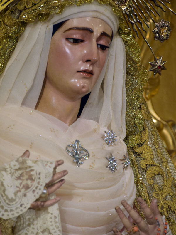 Alcalá del Río celebra su virgen de las Angustias vestidas de blanco