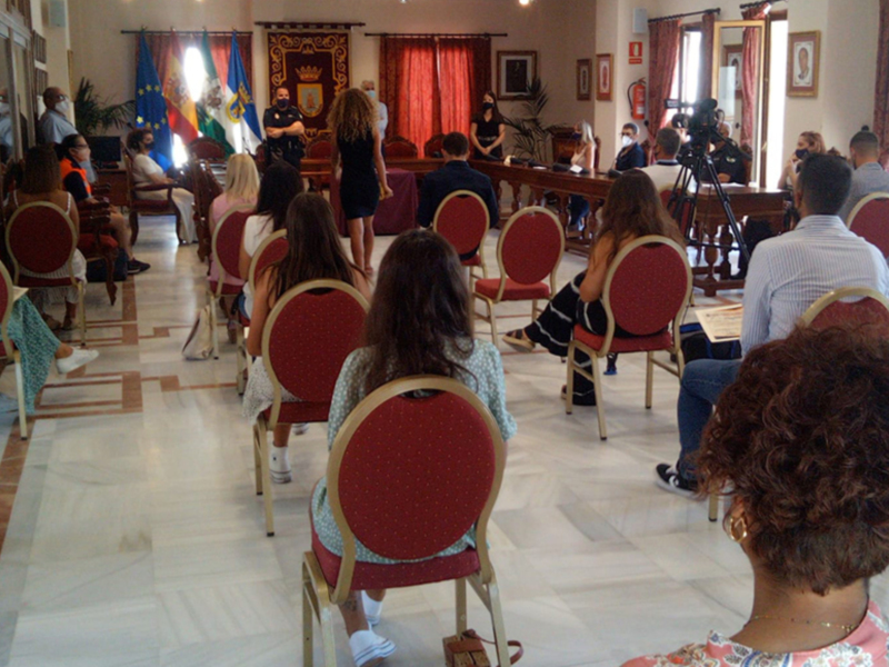 Chipiona reconoce la labor de los 38 auxiliares de vigilantes de playas enviados por la Junta de Andalucía