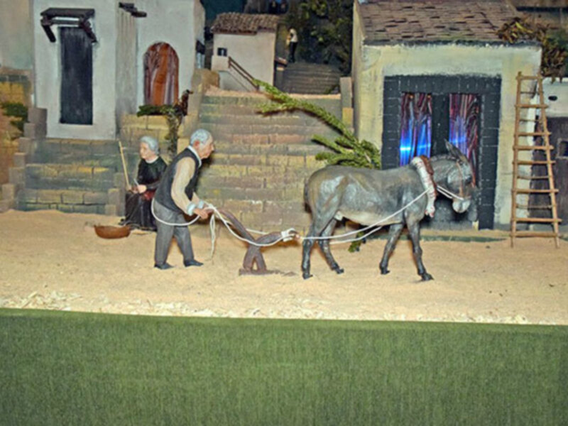 Las figuras del Belén Monumental, están basados o inspirados en los propios Hermanos de la Vera-Cruz de Alcalá del Río.