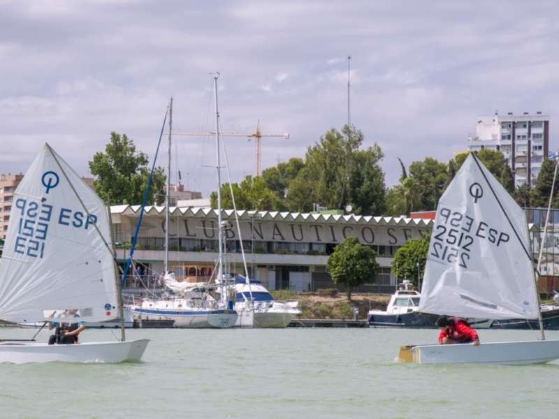 Vela de competición en el puerto deportivo.