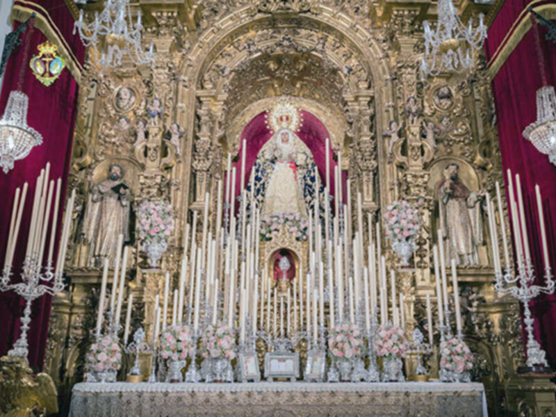 La Esperanza de Triana ha amanecido en este tercer domingo de Cuaresma ataviada para la celebración de su septenario