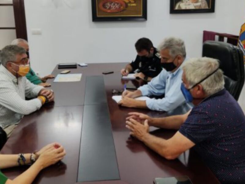 El alcalde de Chipiona, ACITUR y Policía Local abordan temas sobre la seguridad para continuar con una incidencia covid controlada