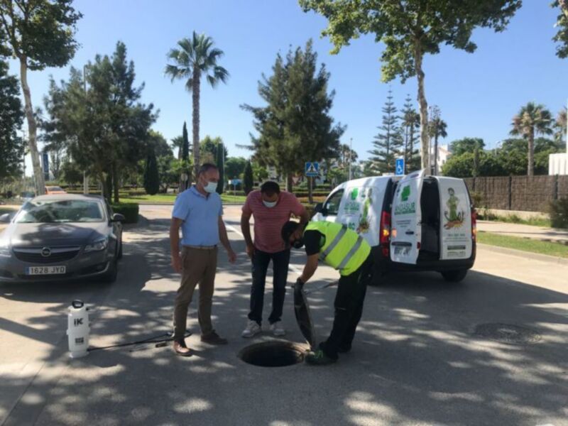 Lucas Díaz supervisa los trabajos del plan de choque de desratización y desinsectación en Costa Ballena Chipiona 