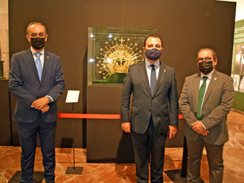 Exposición de los estrenos del L Aniversario de Coronación de la Virgen de las Angustias de Alcalá del Río en el Mercantil.