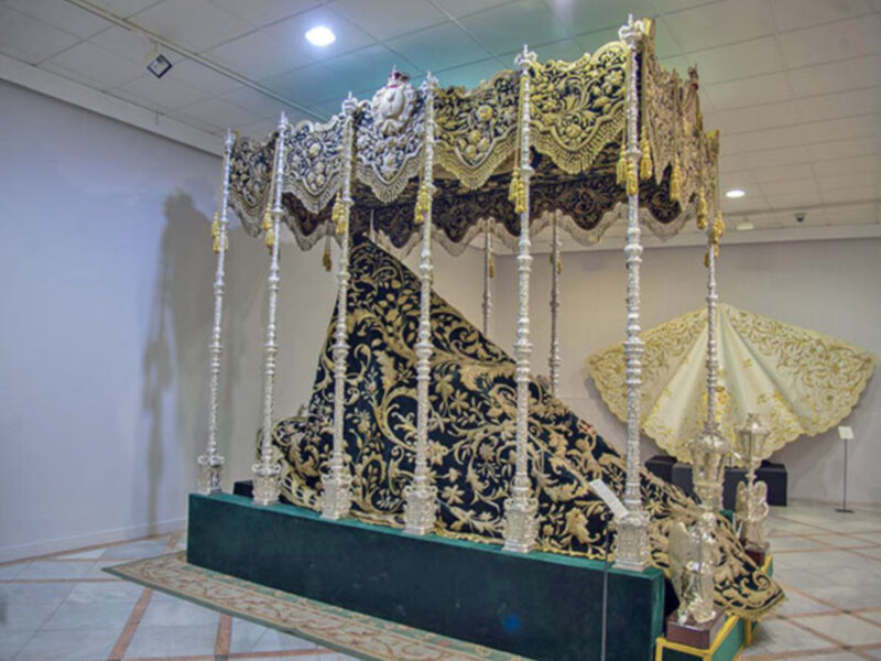 Los tesoros del 50 Aniversario de Coronación de Vera-cruz de Alcalá del Río en la exposición cofrade del Mercantil.