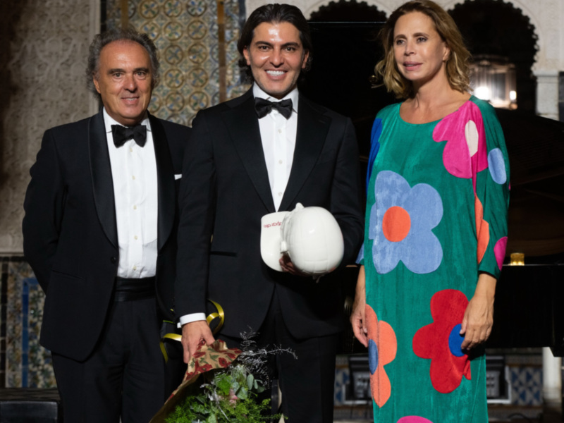  AGATHA RUIZ DE LA PRADA ENTREGA AL DOCTOR Serkan Aygin EL PREMIO ESCAPARATE   