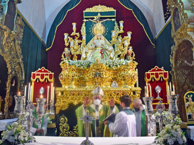Misa estacional con motivo del 50 Aniversario de la Coronación de la Virgen de las Angustias de Alcalá del Río. 