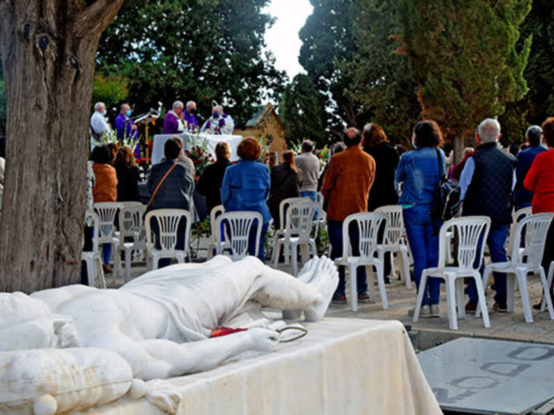 Misa por los fieles difuntos en el Cementerio de San Fernando  de Sevilla.