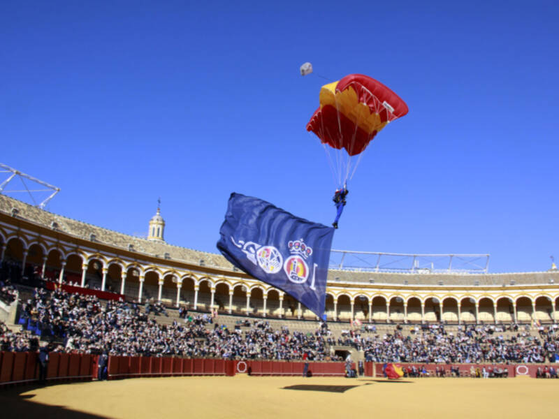 Jura de bandera para personal civil en la Plaza de Toros de la Real Maestranza de Caballería de Sevilla