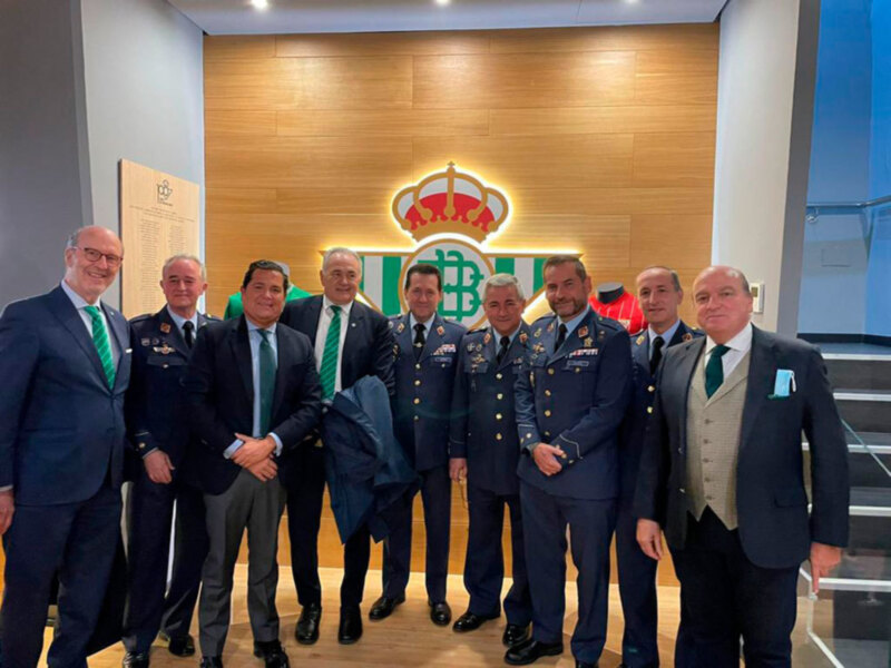 Entrega de insignias conmemorativas y regalos al Sevilla FC y al Real Betis Balompié