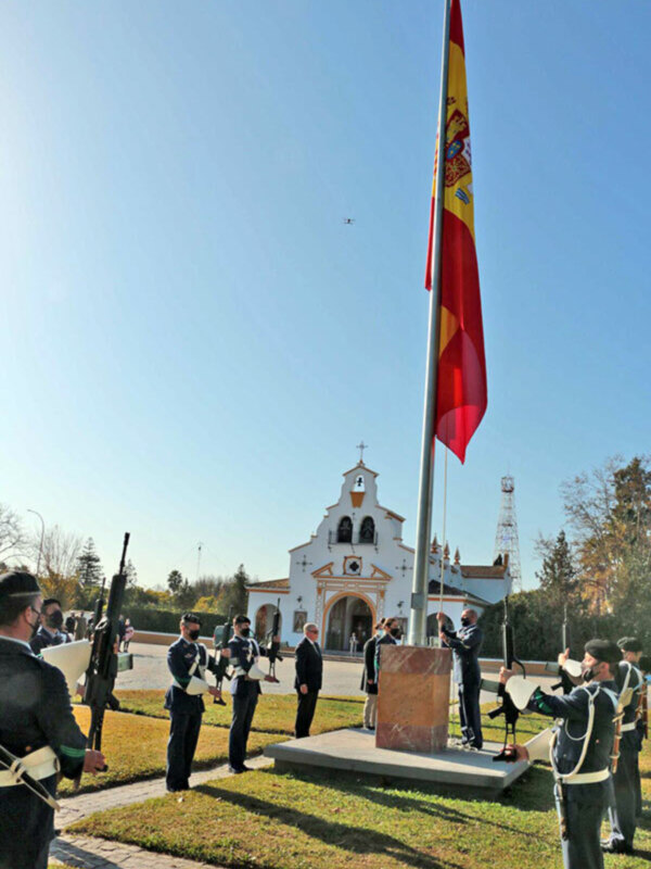 Tablada rinde homenaje al Real Aeroclub Sevilla y a la vinculación institucional con un izado solemne de bandera en la Ciudad hispalense.