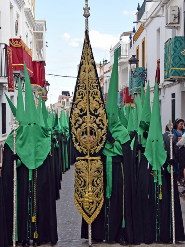 Un Jueves Santo pletórico con la Hermandad de la Vera-cruz de Alcalá del Río