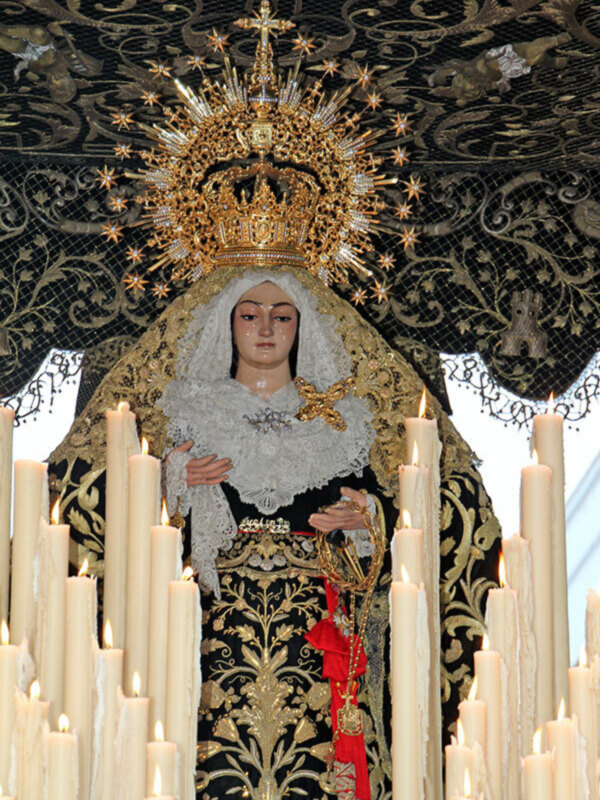 La Virgen de los Dolores de Alcalá del Río llora en un emocionante Santo Entierro.