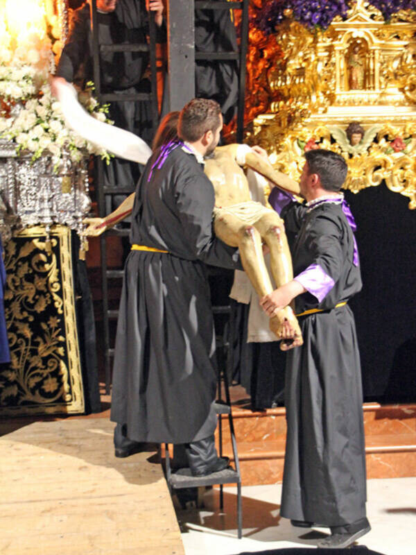 Acto de origen medieval del Descendimiento del Cristo de la Misericordia en Alcalá del Río 