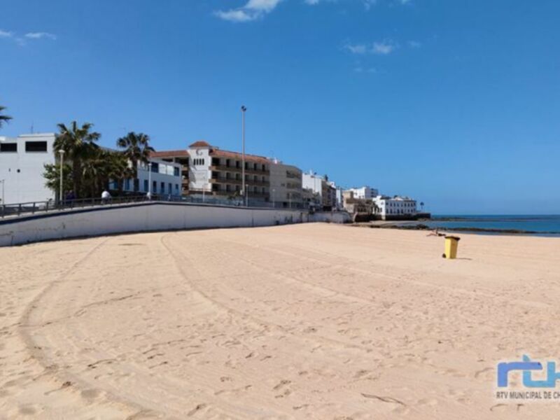 Luis Mario Aparcero confirma que Costas volverá a encargarse de la nivelación de arena en la playa de la Cruz del Mar 