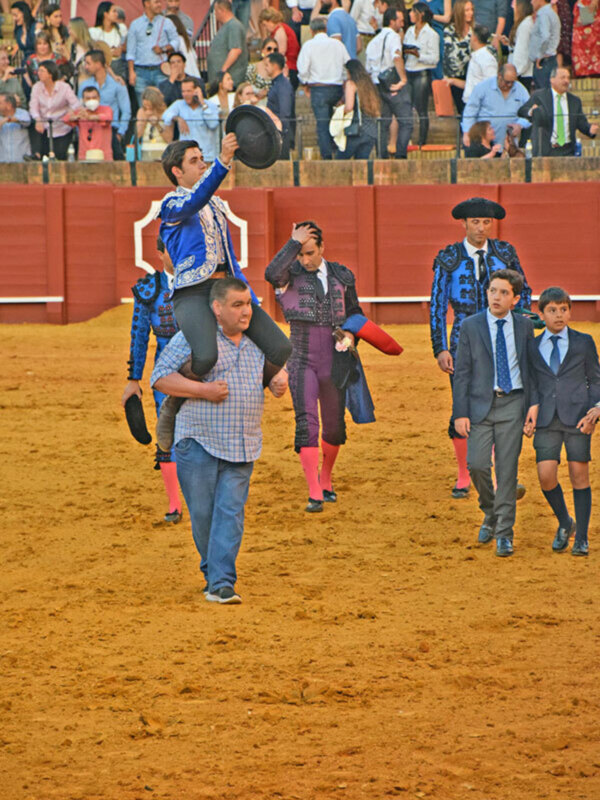 Guillermo Hermoso de Mendoza abre  otra vez la puerta del “Príncipe” de la Real Maestranza de Sevilla.