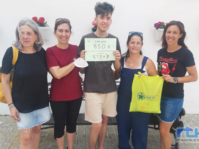 La comunidad educativa del colegio Lapachar dona 850 euros de su carrera solidaria a la Asociación de Síndrome de Prader Willi