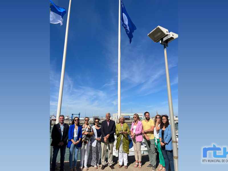 La Bandera Azul de los Mares Limpios de Europa ya ondea en el puerto deportivo de Chipiona 