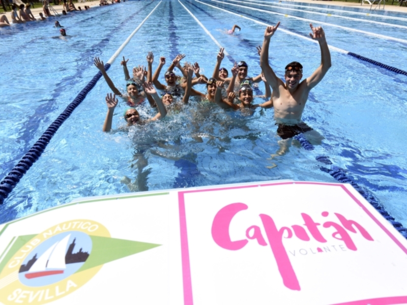 Reto solidario 12 horas kilos x brazada Capitán Volante en el Club Náutico