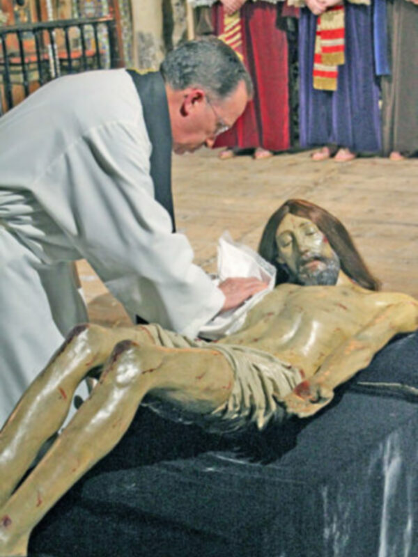La Hdad de la Soledad de Alcalá del Río apuesta por la B.C.T. del Nazareno de Arahal para el viernes santo noche.
