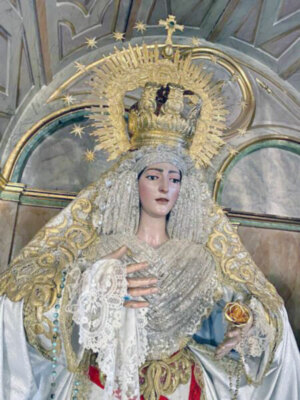 La Virgen de la Esperanza de Alcalá del Río luce el traje conocido como de Pentecostés.