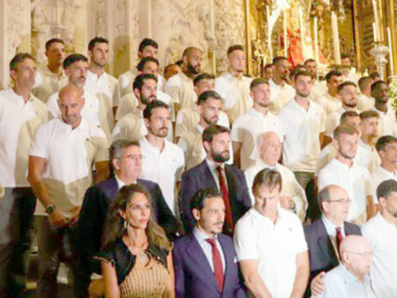 El Sevilla Futbol Club cumple con la tradición ante la Virgen de los Reyes en Sevilla