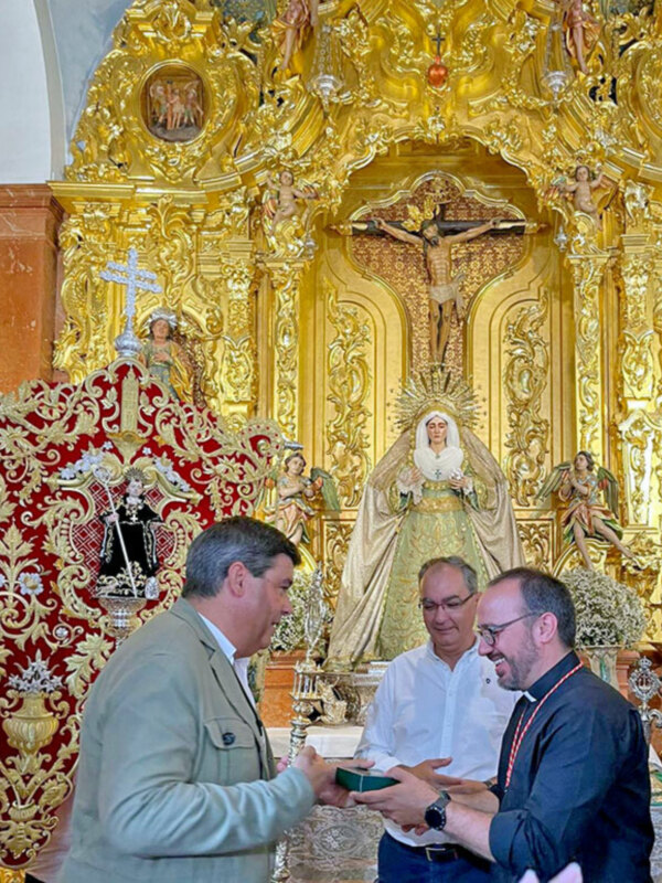 La Hermandad de la Vera-cruz de Alcalá del Río obsequió con la medalla e insignia de la corporación al nuevo estandarte de San Benito Abad.