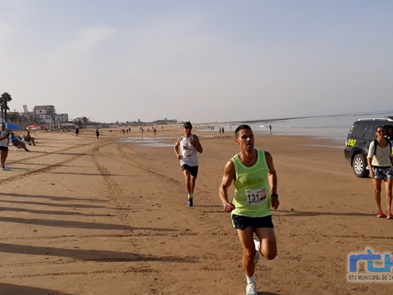 El chipionero Samuel Lorenzo se impone en la Carrera Popular Playa de Regla con Virginia Carrasco como primera fémina