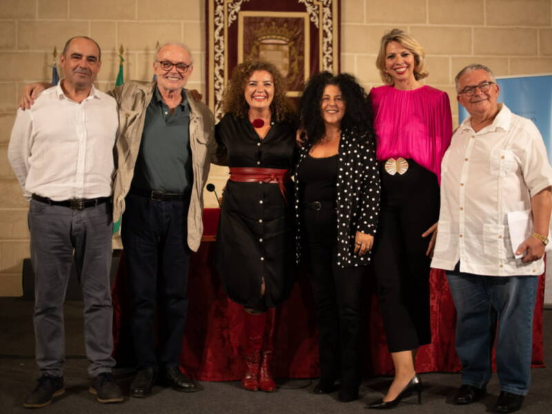 Marina Bernal paso con sus ‘Anónimos Infinitos 3’ por la Feria del Libro de Jerez que está siendo un  éxito de público y presentaciones 