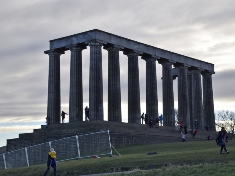 El Monumento nacional de Escocia se localiza en la colina de Calton Hill en Edimburgo 