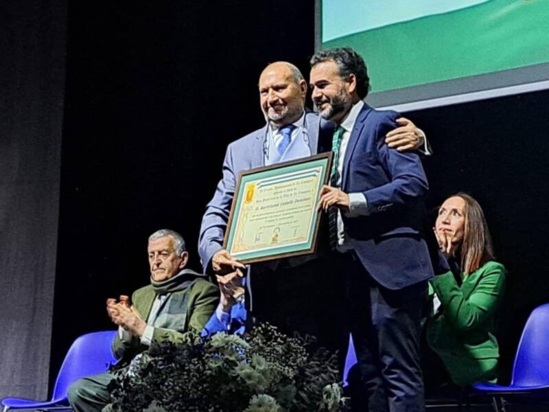El alcalde de La Campana,Manuel Fernández Oviedo, muestra su satisfacción por el reconocimiento a personas y asociaciones