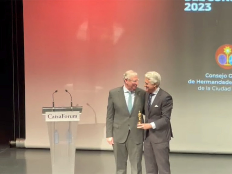 Juan Miguel Vega, director de Canal Sur Radio, recibe el premio Fernando Carrasco 2023 del Consejo de Hermandades de Sevilla