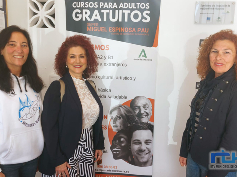 Isabel María Fernández supervisa las mejoras realizadas en el Centro de Educación de Adultos de Chipiona