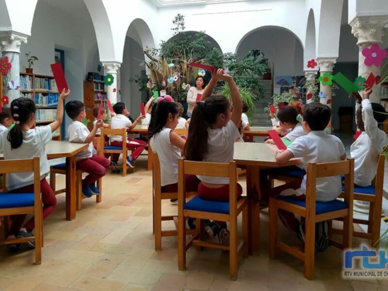 Hoy ha comenzado el programa de actividades para conmemorar el Día del Libro con la visita de escolares a la Biblioteca Pública Municipal