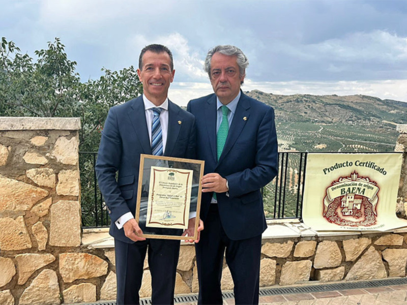 Roberto Sánchez Benítez recoge en Zuheros el reconocimiento a "Salud al Día" por su labor en la difusión y promoción del Aceite de Oliva Virgen Extra
