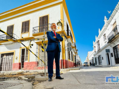 Luis Mario Aparcero supervisa los trabajos de arreglo de varias calles de la localidad 