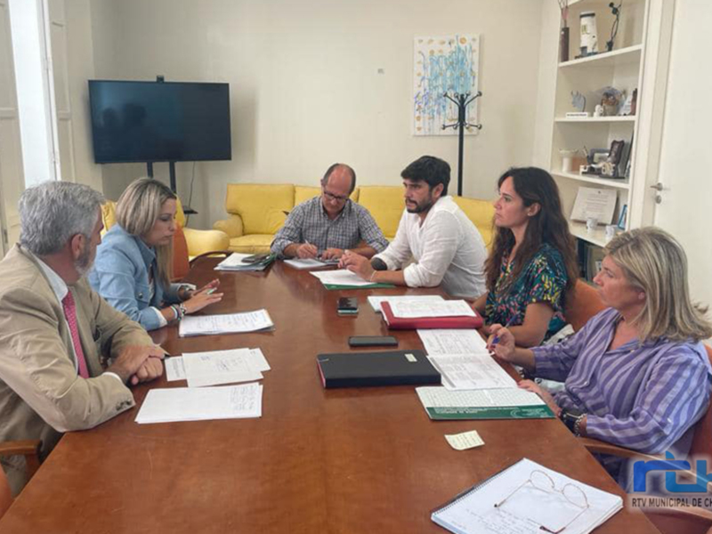 El Alcalde de Chipiona, la Delegada de Educación y la dirección del CEIP Argonautas se reúnen con la Delegada Territorial para abordar el proyecto del