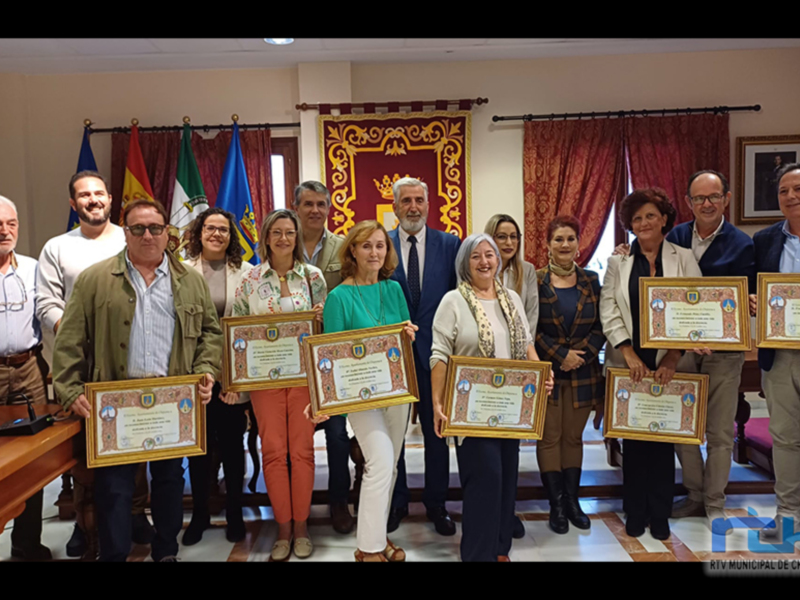 Los siete docentes jubilados el pasado curso escolar recibieron ayer el homenaje de la comunidad educativa chipionera