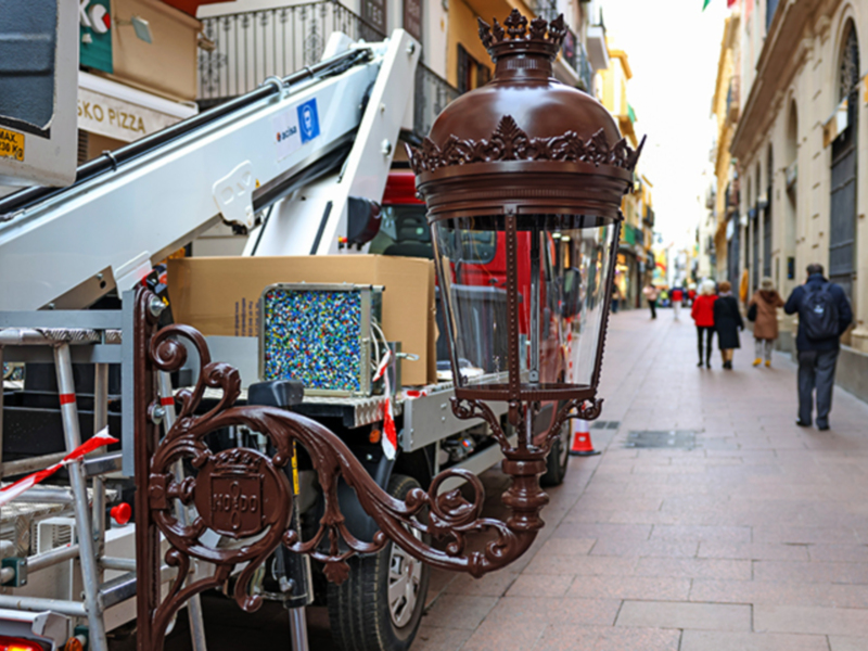 Ayuntamiento hispalense en la calle Sierpes de Sevilla cambia las "luminarias de carretera"