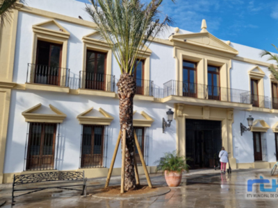 Finalizan los trabajos de mejora y adecentamiento de la fachada y exteriores del edificio municipal de la Plaza Juan Carlos I 