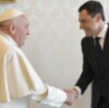 Juanma Moreno, acompañado de su mujer , invita al Papa Francisco a visitar Andalucía